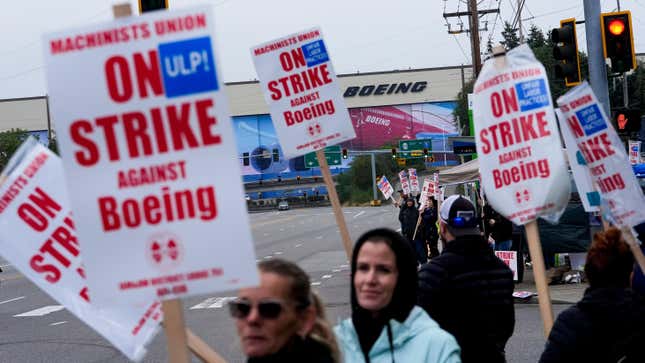 Trabajadores de Boeing en un piquete