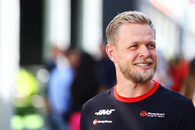 Kevin Magnussen de Dinamarca y Haas F1 caminan por el Paddock durante los avances previos al Gran Premio de F1 de Estados Unidos en el Circuito de Las Américas el 19 de octubre de 2023 en Austin, Texas