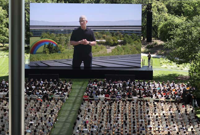 Tim Cook, PDG d’Apple, prononce une allocution au début de la Conférence mondiale des développeurs Apple (WWDC), le 10 juin 2024 à Cupertino, en Californie. 