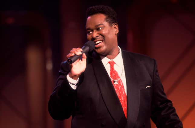  Luther Vandross se produit dans un épisode de l’émission Oprah Winfrey, à Chicago, dans l’Illinois, le 28 juin 1991.