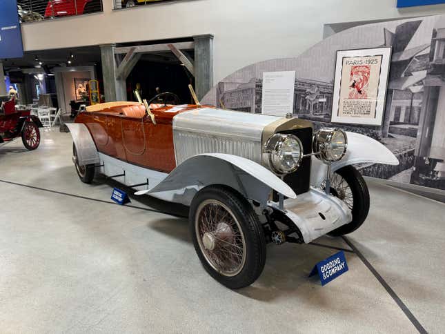 Front 3/4 view of a 1924 Delage GL Skiff