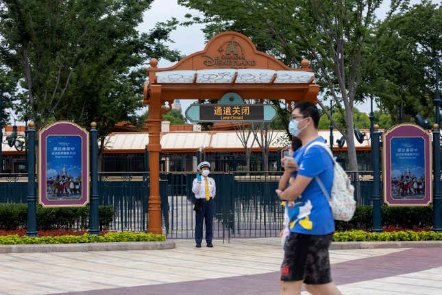 The Disney resort in Shanghai, China was set to resume partial operations after the end of two grueling months of lockdown, but a new set of covid cases proves it won’t be so easy to return to normal for the city’s attractions.