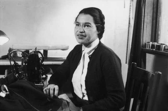 Die amerikanische Bürgerrechtlerin Rosa Parks posiert während ihrer Arbeit als Näherin, kurz nach Beginn des Busboykotts von Montgomery, Montgomery, Alabama, Februar 1956. (