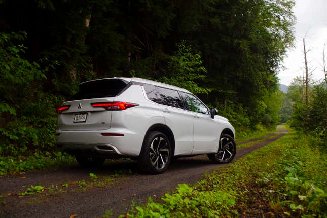 Image for article titled I Have No Idea How The Mitsubishi Outlander Is $10,000 Cheaper Than A Kia Telluride