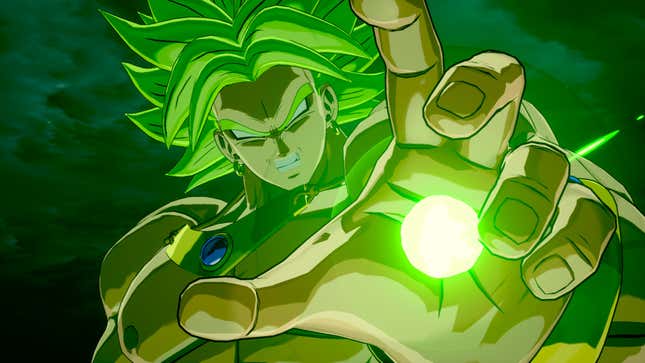 El legendario Super Saiyan Broly aprieta los dientes mientras prepara un orbe de energía verde en su mano.