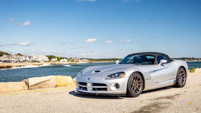 Image de l'article intitulé Une voiture de ville Lincoln suralimentée, une Dodge Viper décapotable de 740 chevaux et un paradis manuel dans le tour d’horizon des achats de voitures de cette semaine