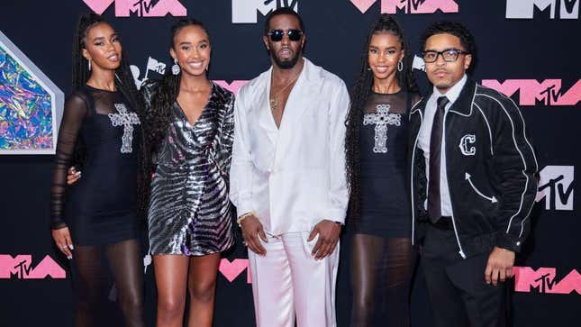 Image de l'article intitulé Diddy News : Agression présumée de Diddy contre un entraîneur de l’UCLA, Diddy exige les noms des plaignants anonymes, nouvelles allégations d’agression sexuelle horrifiantes, ce que font les enfants de Diddy — et plus d’informations sur l’affaire fédérale du magnat du rap