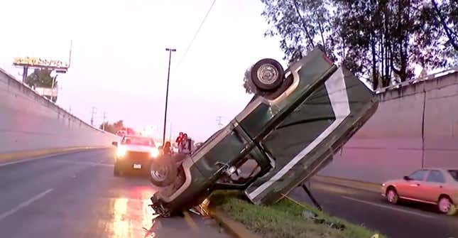 Image for article titled It&#39;s Every Car For Itself On The Risky Roads Of Guadalajara, Mexico