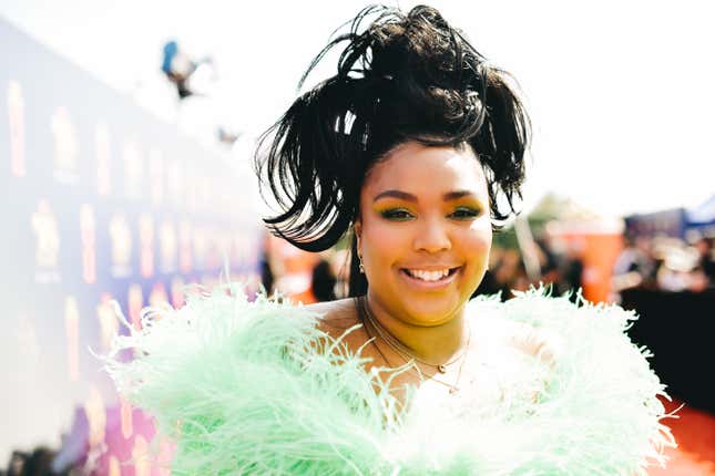 Image for article titled Lizzo Volunteers at Australian Food Bank During Wildfires, Internet Will Still Find a Way to Be Mad