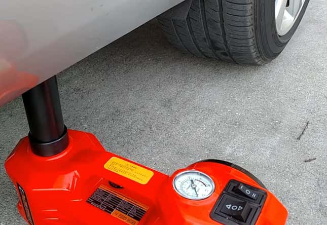 Image for article titled Cool Tool: An Electric Hydraulic Jack Kit Is An All-In-One Solution For A Quick Tire Change