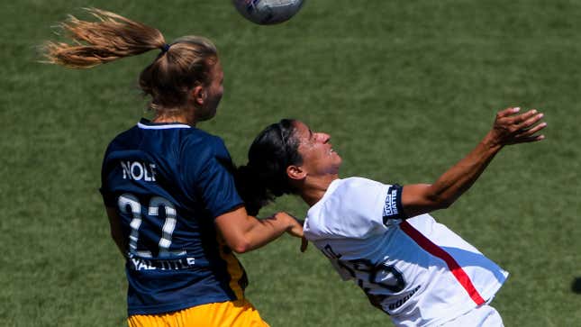 Image for article titled Soccer Players Put Their Heads Together