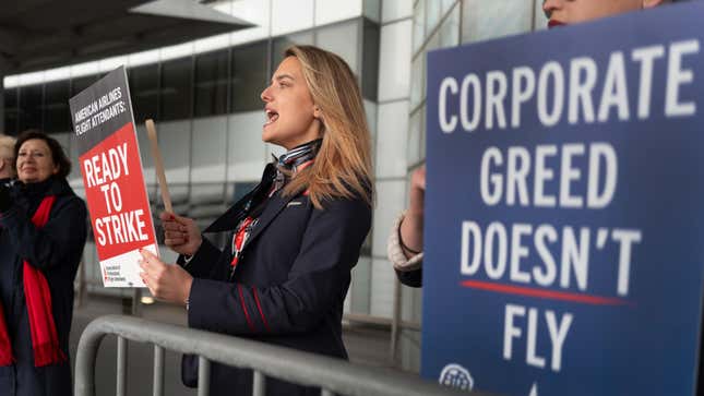 Les agents de bord d’American Airlines sur une ligne de piquetage