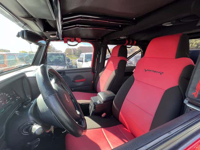 Image for article titled Someone Shoehorned A 500 HP Dodge Viper's V10 Into A Jeep Wrangler