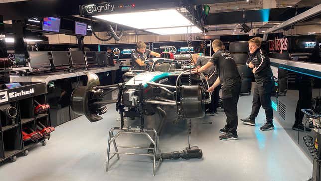 Ein Foto vom Mercedes F1-Team beim Vorbereiten von Russells Rennwagen in der Boxengarage