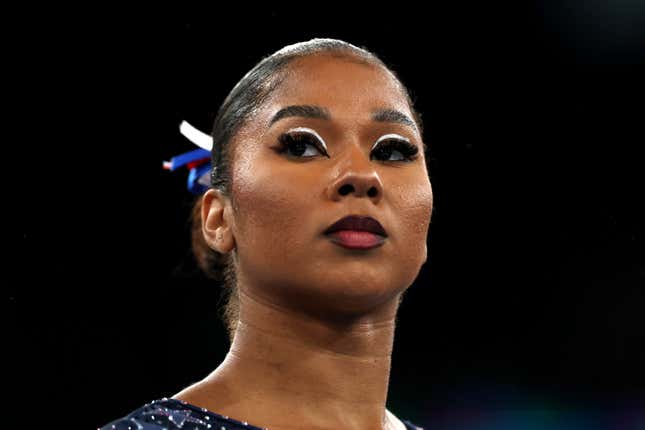 PARIS, FRANCE - 30 JUILLET : Jordan Chiles de l’équipe des États-Unis se prépare à concourir aux barres asymétriques lors de la finale par équipe féminine de gymnastique artistique le quatrième jour des Jeux Olympiques Paris 2024 à Bercy Arena le 30 juillet 2024 à Paris, France.