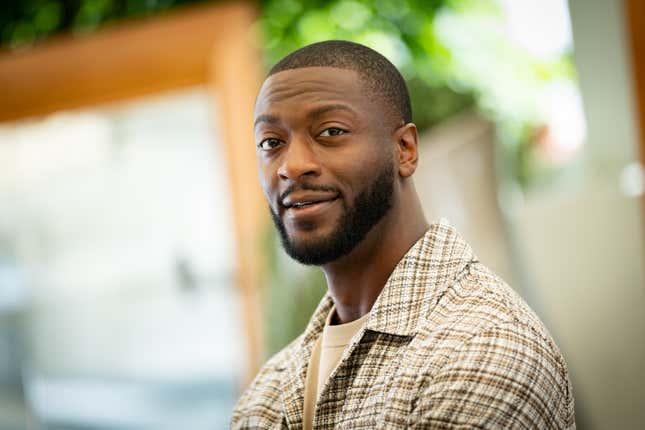 Aldis Hodge nimmt am 6. Oktober 2022 am Fototermin „Black Adam“ von Warner Bros. in Los Angeles, Kalifornien, teil.