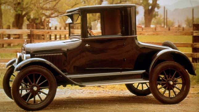 Une photo d’une voiture Chevrolet ancienne à refroidissement en cuivre. 