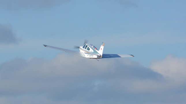 هواپیمای مشابه Beechcraft که از فرودگاه حرکت می کند