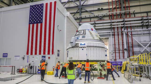 Tim telah mulai mengisi bahan bakar pesawat ruang angkasa Starliner di Kennedy Space Center di Florida.
