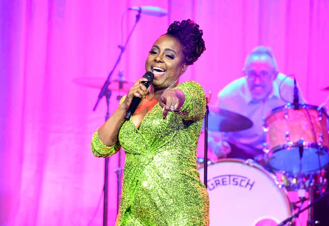  Ledisi se presenta en el escenario durante los 70.º premios anuales BMI Pop en Beverly Wilshire, A Four Seasons Hotel, el 10 de mayo de 2022 en Beverly Hills, California.