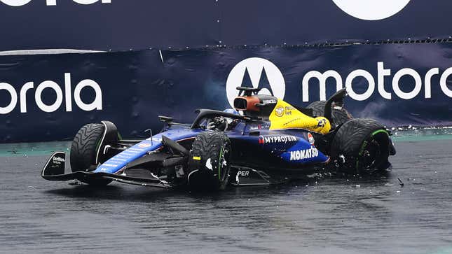 Una foto de un coche Williams F1 accidentado en Brasil. 