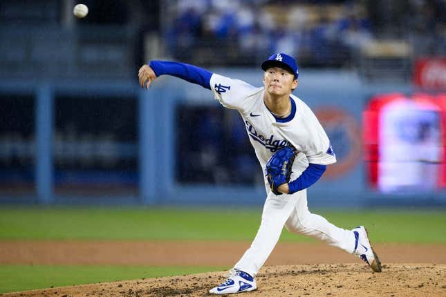 30. März 2024;  Los Angeles, Kalifornien, USA;  Los Angeles Dodgers Starting Pitcher Yoshinobu Yamamoto (18) wirft im vierten Inning gegen die St. Louis Cardinals im Dodger Stadium einen Pitch aus.