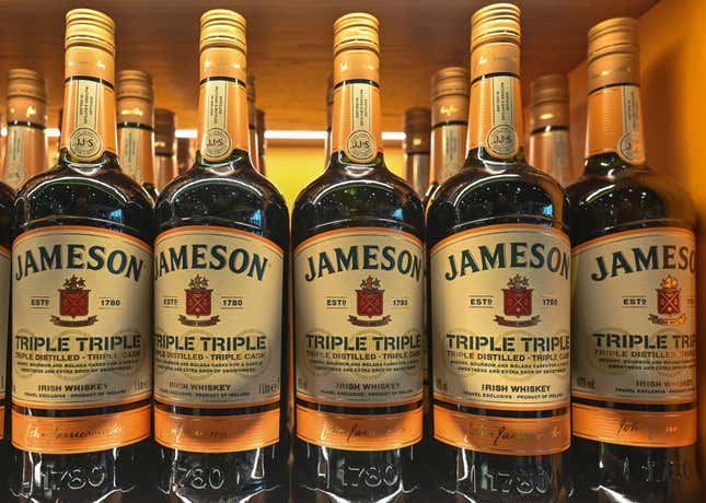 Un estante abastecido de whisky Jameson