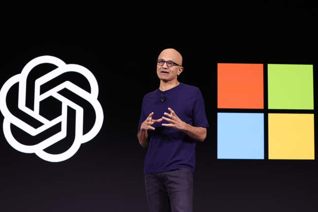 Satya Nadella parlant avec les logos ChatGPT et Microsoft affichés derrière lui