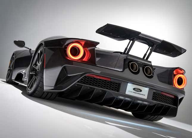 Un Ford GT de trasera 3/4 con el spoiler gigante levantado