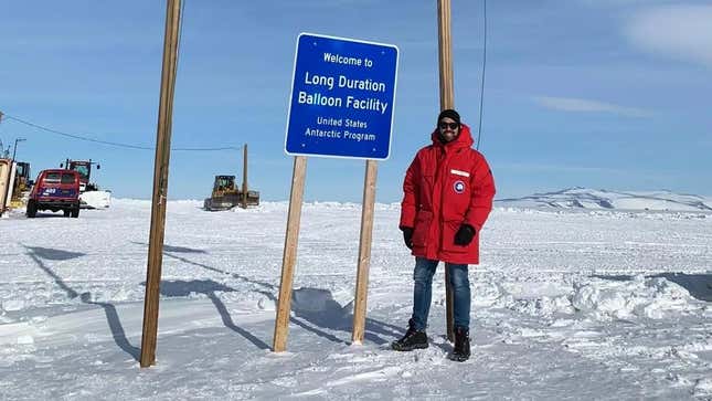 أحد أعضاء فريق GUSTO في منشأة المناطيد طويلة المدة في القارة القطبية الجنوبية.