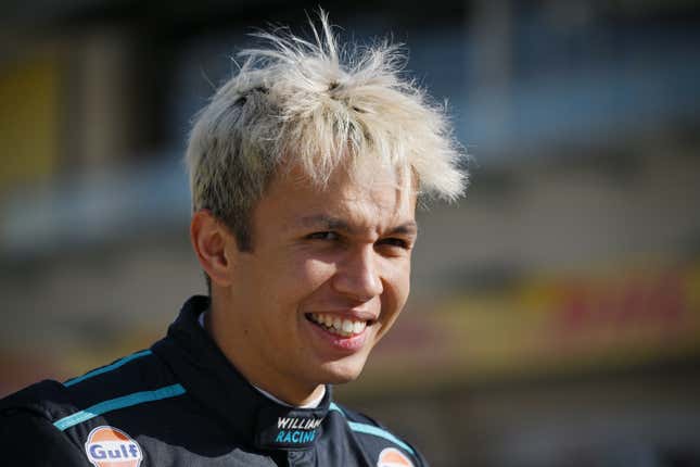 Alexander Albon de Tailandia y Williams observan en el Paddock durante el primer día de pruebas de F1 en el Circuito Internacional de Bahrein el 23 de febrero de 2023  en Bahréin, Bahréin