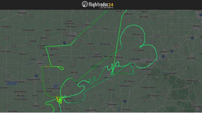 لقطة شاشة لمسار الرحلة التي التقطها الطيار الذي رسم قضيبه في السماء.