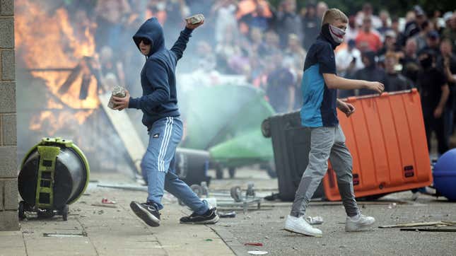 Des manifestants anti-immigration se sont révoltés devant l’hôtel Holiday Inn Express de Manvers, utilisé comme hôtel d’asile, le 4 août 2024 à Rotherham, au Royaume-Uni. Hier, des violences ont eu lieu alors que des agitateurs d’extrême droite à Liverpool et à Manchester se sont révoltés et ont pillé des magasins. Des policiers ont été agressés et blessés et des dizaines d’arrestations ont été effectuées.