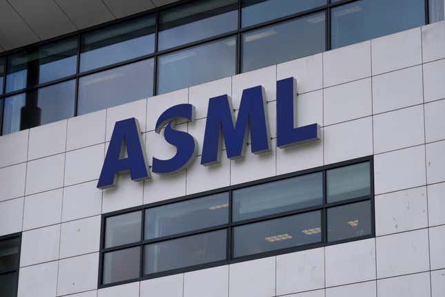 Außenansicht des ASML-Hauptsitzes mit dem ASML-Logo über einem Fenster