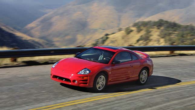 Una foto de un Mitsubishi Eclipse rojo. 