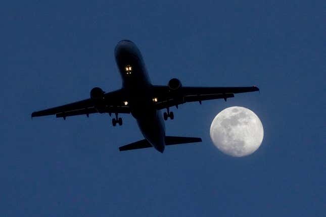 FILE - A commercial airliner approaches Chicago&#39;s O&#39;Hare International Airport, Feb. 21, 2024, in Norridge, Ill. Cracked windshields on jetliners and engine problems that cause flight delays don&#39;t normally attract much attention, but routine and rare problems with passenger planes are attracting an unusual amount of news coverage. (AP Photo/Charles Rex Arbogast, File)