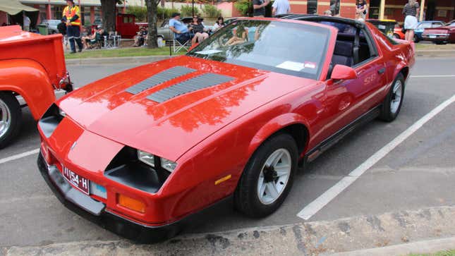 Un Chevrolet Camaro Z28 T-top convertible 1984 estacionado