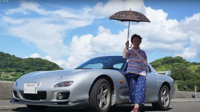 Imagen para el artículo titulado Una mujer mayor entrega su licencia y manual del Mazda RX-7 que tuvo durante 25 años en su 80 cumpleaños