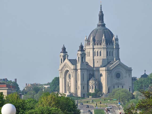 Una neblina de humo procedente de incendios forestales canadienses se cierne sobre el centro de St. Paul, Minnesota, el 13 de mayo de 2024.