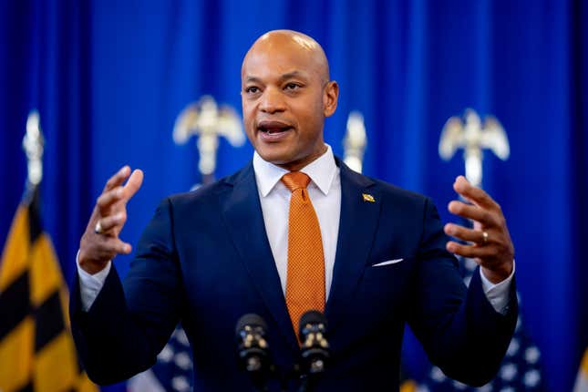 Marylands Gouverneur Wes Moore spricht bei einer Wahlkampfveranstaltung für die demokratische Kandidatin von Maryland für den US-Senat und die Verwaltungsrätin von Prince George’s County, Angela Alsobrooks, am Tag der Aufklärung über Waffengewalt im Kentland Community Center am 7. Juni 2024 in Landover, Maryland.