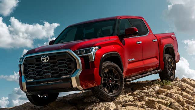 Une photo d’une camionnette Toyota Tundra rouge. 