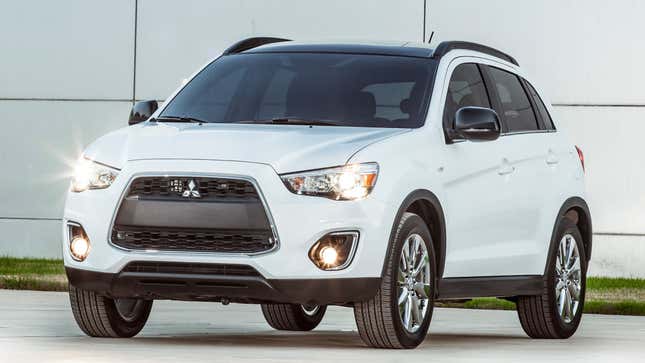 Una foto de un Mitsubishi Outlander Sport blanco. 