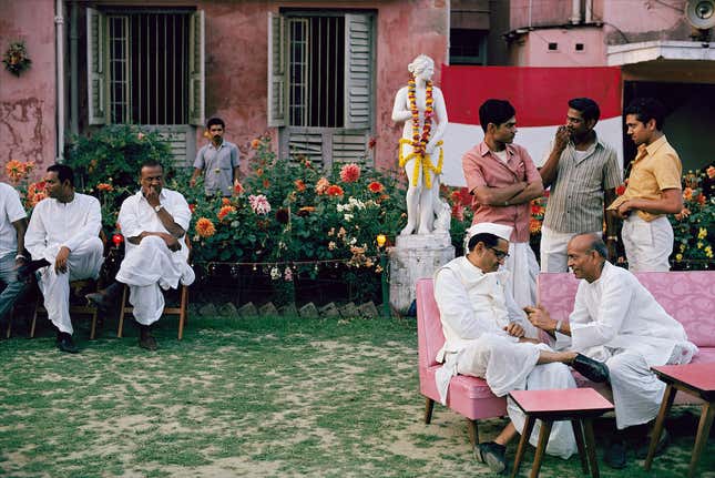 Raghubir Singh. A Marwari wedding reception in south Calcutta’s Singhi Park, Calcutta, West Bengal, ca.1972.