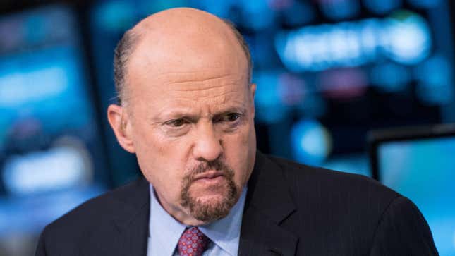  Jim Cramer visite la cloche d’ouverture de la Bourse de New York le 3 août 2016 à New York City.