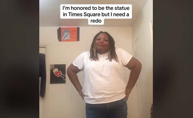 Imagen para el artículo titulado Una mujer negra que afirma ser la estatua de Times Square ahora tiene una petición desconcertante