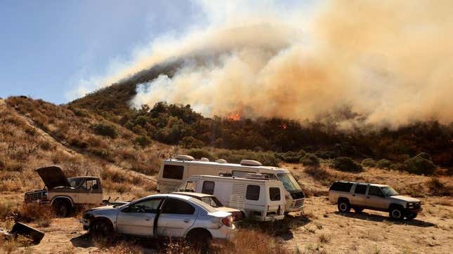 المركبات مهددة بالنيران مع اشتعال حريق هايلاند في أغوانا، كاليفورنيا، في 31 أكتوبر 2023.