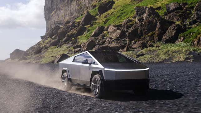 Una foto de una camioneta eléctrica Tesla Cybertruck color plata. 