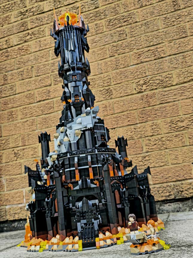 Image for article titled Lego's Lord of the Rings Barad-Dûr Set Is Just About Worthy of a Dark Lord