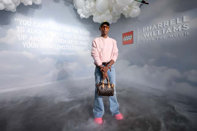 Pharrell Williams nimmt am 4. Oktober 2024 an der LEGO Group x Pharrell Williams Immersive Experience in Los Angeles, Kalifornien, teil.