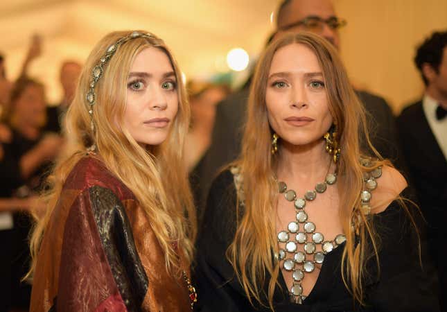 Ashley Olsen et Mary-Kate Olsen assistent au gala du Heavenly Bodies: Fashion &amp; The Catholic Imagination Costume Institute au Met. 